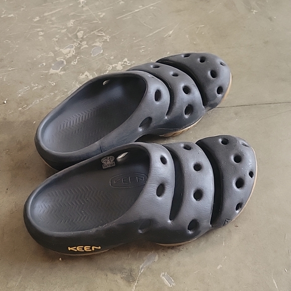 SOLD Keen Men's Yogui Slides - Picture 2 of 3